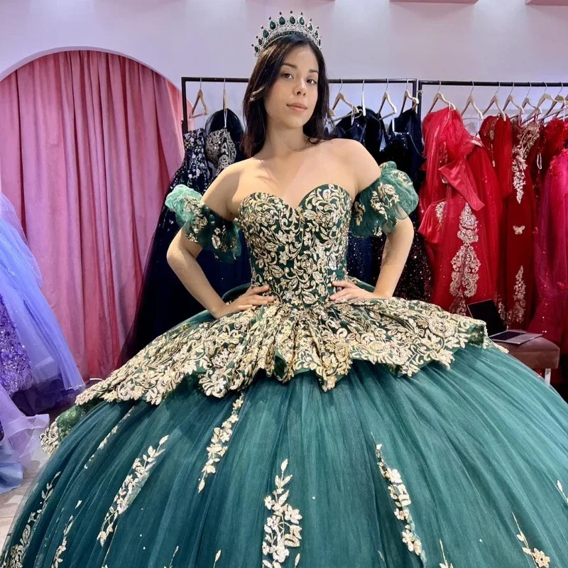 Luxury Emerald Green Off The Shoulder Quinceanera Dresses Ball Gown Gold Appliques Lace Tull Birthday Party Dress vestido de 15 Tunics Sophisticated sleek